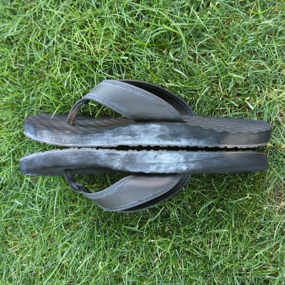 Men's 11 North Face Sandals - Picture 5 of 5